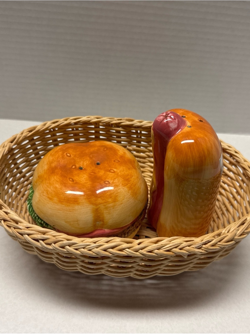 Hot dog & Hamburger Salt & Pepper shakers W/wicker Basket